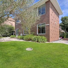 Ground floor one bedroom apartment in Elsternwick