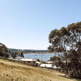 Cozy House Close to Town with Views of the Bay, hotel in St Helens