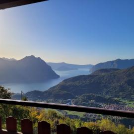 La Mansardina sul lago Mountain Lake Iseo Hospitality, hotel di Bossico