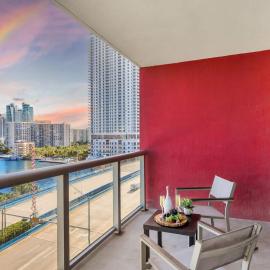 Spectacular Balcony plus Near Beach, Gym, Pool