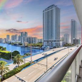 Spectacular Balcony - Near Beach - Gym - Pool