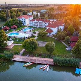 Aranyszarvas Panzió****, Étterem és Grillterasz, хотел в Сарвас
