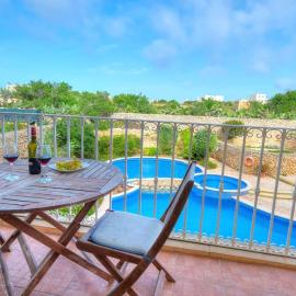 A lovely 3BR spacious home with Access to POOL by 360 Estates، فندق في Qala