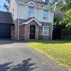 Spacious 4 bedroom house with large garden, hotel in Belfast