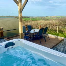Secluded Luxury Pod with Hot Tub, hotell i Launceston