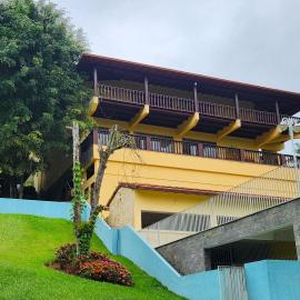 Casa Feliz: serviço, hidro aquecida, piscina