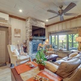 1 Mi to Beech Mtn: Cabin w/ Fire Pit & BBQ!, hotel din Beech Mountain
