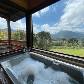 Chalés incríveis com banheira de hidromassagem e vista encantadora, hotel i Urubici