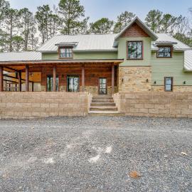 Grand Broken Bow Cabin w/ Hot Tub & Spacious Deck!