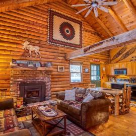 Family-Focused & Pet-Friendly Log Cabin with 4BR 2BA Sleeps 10, hotel in Bethlehem