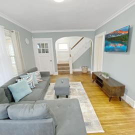 Lux 3BR, Steps from Airport, U of R & Grocery Stores, hotel i Rochester