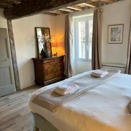 Spacious 5-Bedroom House in Town Center with AC, sleeps 8-10