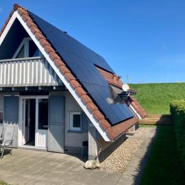am Deich 6 pers House with a private terrace behind a dike by the Lauwersmeer, hotell i Anjum