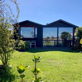 6 pers House Marijke with winter garden and direct access to the Lauwersmeer, hotel in Anjum