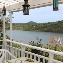 Candelabra Cottage Perched on the Wild Coast، فندق في سينتسا