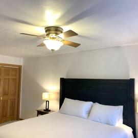 Bridge Inn Tomahawk - Suite 101, Kitchen, 1 Kind Size Bed, 2 Futons, Walkout, River View, hotel a Tomahawk
