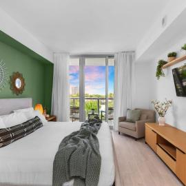 Tropical Apartment with Balcony - Pool - Up To 4 - Gym, hotel in Hallandale Beach