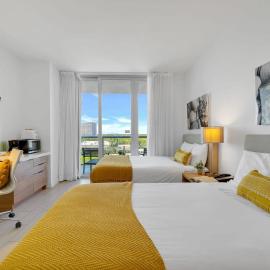 Modern Condo - Amazing Pool - Gym - Balcony, hotel in Hallandale Beach