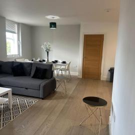 Spacious, bright 2 bed flat with 1 S/king bed., hotel in Brentwood