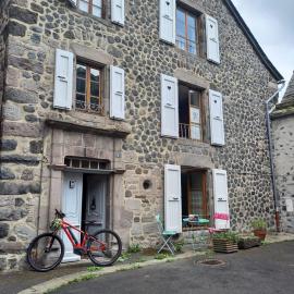 Belle maison ancienne bien équipée avec vue, hotel in Murat