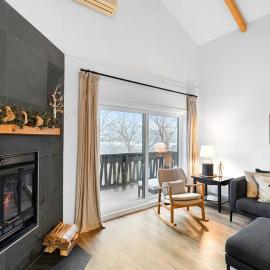 Cozy & Simple Condo with Views of Mont-Tremblant, готель у місті Мон-Трамблан