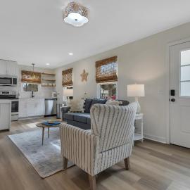 Beachy 3BD Bungalow One Block from Scenic Walkway, Hotel in Oak Island