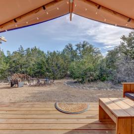 Glamping Retreat on Scenic Winery, hotel in Johnson City