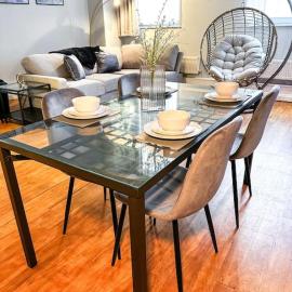 City Apartment - Parking Available Sleeps 4 !