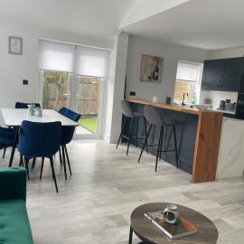 Brand New Big House with garden and free parking