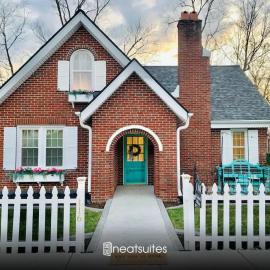 Cottage for 12, Close to Ark, Private Parking, 4BR