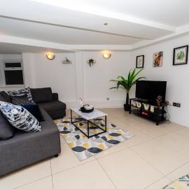 Spacious Flat with Patio & Parking in city centre