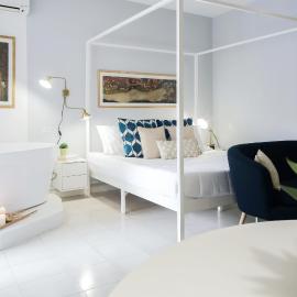 Glamorous flat with Jacuzzi, king size bed and small balcony