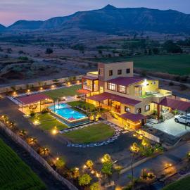 StayVista at Mangifera Agro Estate with Pool, Wi-Fi, Hotel in Pune