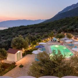Villa Needa's - Emotions House Crystal Pool، فندق في Mírton