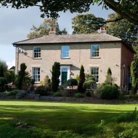 FIRS Sleeps 15 Stunning country house with hot tub โรงแรมในSudbourne