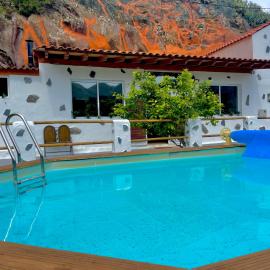 Casa cueva las rosadas & piscina，特羅爾的飯店