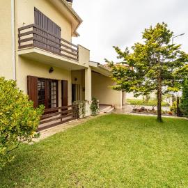 Amorosa Villa, 500m from the beach by House and People, hotel in Amorosa