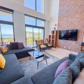 Elegant Oceanview Penthouse - Steps from Jaco Beach & Nightlife, ξενοδοχείο σε Jacó