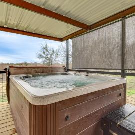 Hudson Oaks Country Creekside Home: Hot Tub & Deck, hotel di Weatherford