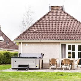 Nice home in Earnewâld with Whirlpool and sauna, hotel di Earnewâld