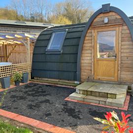 Squirrel Glamping Pod, hotel a Leighton