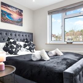 Charming Serviced Ensuite Modern Studio - Sleeps 2 - Near Wembley Stadium - Good Transport Link to Central London - Harrow HA3, hotel Hatch Endben