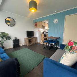 Macs Shack, Two bed Chalet on California Sands Holiday Park - Sleeps 5, pet friendly, includes Wi-Fi, FREE pool passes - plus bed linen and towels included - only 300m from the beach!