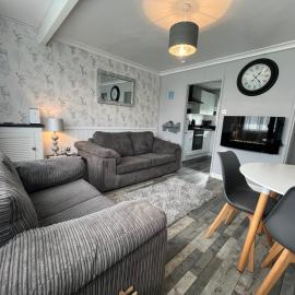 170, Two bed Chalet on Sunbeach Holiday Park - Sleeps 5, pet friendly, bed linen and towels included plus Wi-Fi included - only 300m from the beach! โรงแรมในScratby