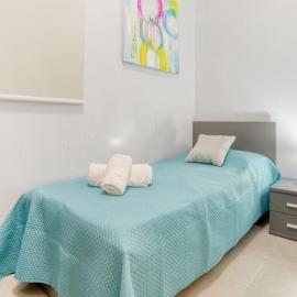 Cozy Room St Julian's, hotel in Il-Gżira