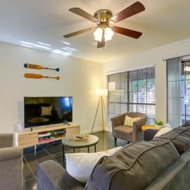 3 Mi to UF: Townhome w/ Patio in Gainesville!, hotel in Gainesville