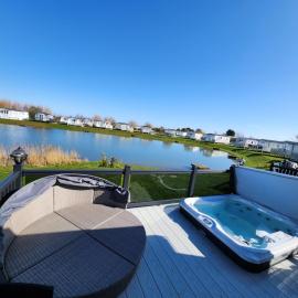 Pinewood Retreat 37 Fishing lake with Hot tub The Grange Mablethorpe, hotel in Mablethorpe