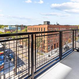 Downtown Ann Arbor 2 King Bed Balcony Apartment, hotel in Ann Arbor