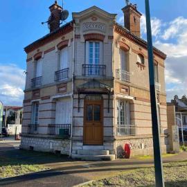 Maison chaleureuse en face de la forêt - proche INSEAD, hotel in Fontainebleau