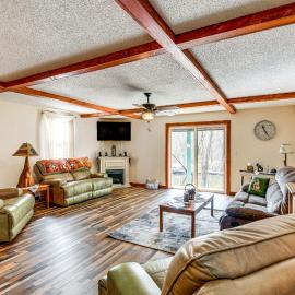Riverfront Peru Cabin ~ 2 Mi to Lake Champlain!, hotel a Peru